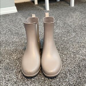 Stylish women’s rain Boots in Beige